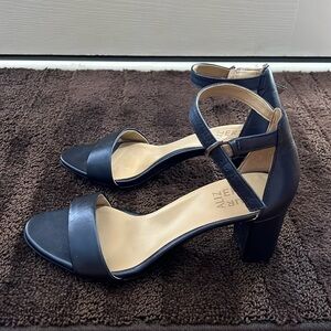 7.5M women’s Naturalizer Vera  2 1/2 inch heel - navy blue leather dress sandal